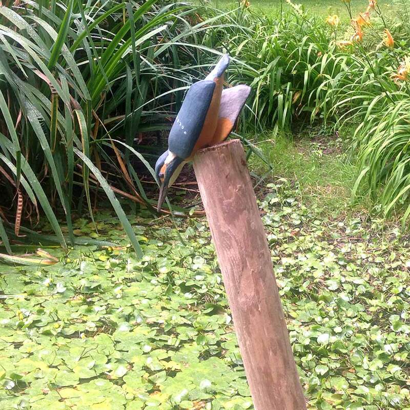 Stoneware sculpture - kingfisher - Going in for the catch